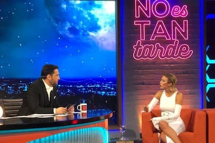 Germán Paoloski, acá con Stefi Roitman, apela a su oficio de periodista en un marco escenográfico muy cuidado