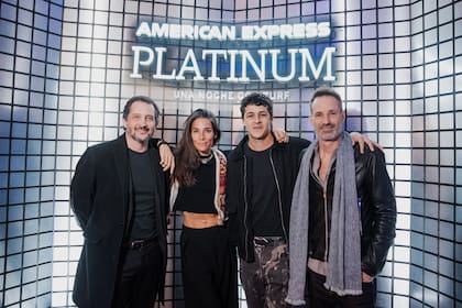 Germán Paoloski, Juana Viale, Simón Hempe y Ale Lacroix, disfrutaron del show de Turf.