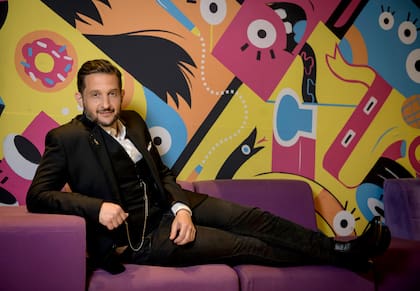 Germán Paoloski reparte su jornada entre la conducción de El Noticiero de la gente y el late night show Nunca es tarde, ambos emitidos por Telefe