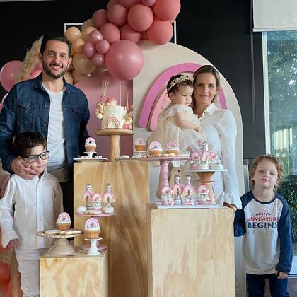 Germán Paoloski y Sabrina Garciarena junto a sus tres hijos Mía, Beltrán y León.