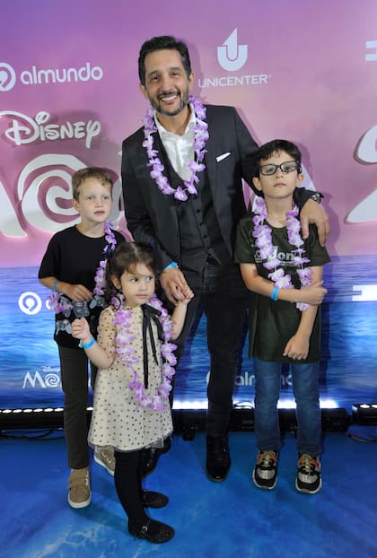 Germán Paoloski y sus tres hijos, León, Beltrán y Mía