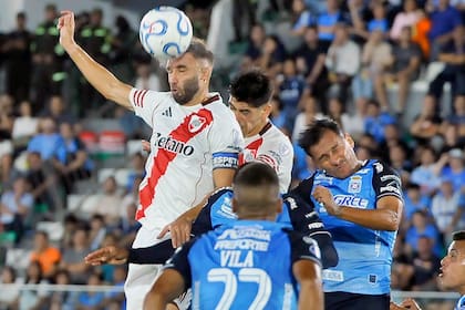 Germán Pezzella, implacable en las alturas, en el partido de River ante Blooming