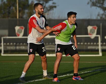 Germán Pezzella y Marcos Acuña, dos refuerzos que llegaron a River de la mano de Gallardo para afrontar la Liga Profesional y la Copa Libertadores