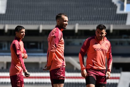 Germán Pezzella y Marcos Acuña, en primer plano
