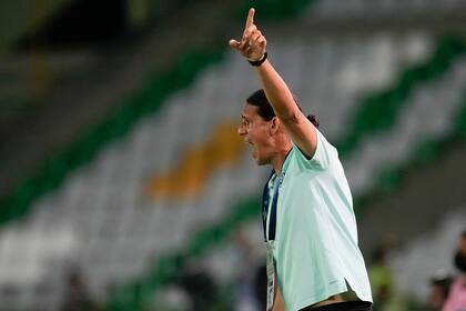 Germán Portanova da instrucciones en Argentina 0 vs. Brasil 4; en su ciclo como entrenador de la selección femenina, su propósito es construir una identidad de juego.