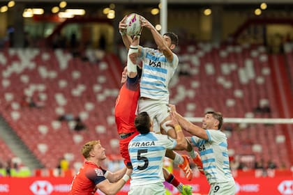 Germán Schulz disputa la pelota en lo alto del line: los Pumas 7s vencieron a Gran Bretaña en Singapur