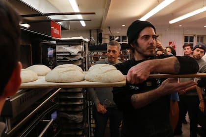 Germán Torres horneando pan