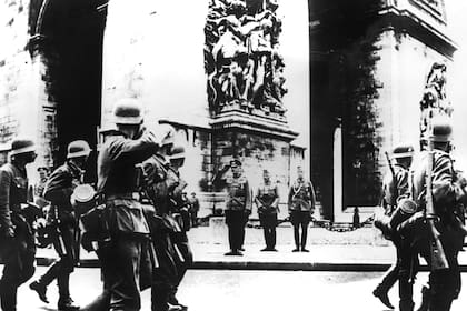 German troops marching past the Arc de Triomphe, Paris, 14 June 1940, the day the city fell to the invaders. (Photo by Art Media/Print Collector/Getty Images)