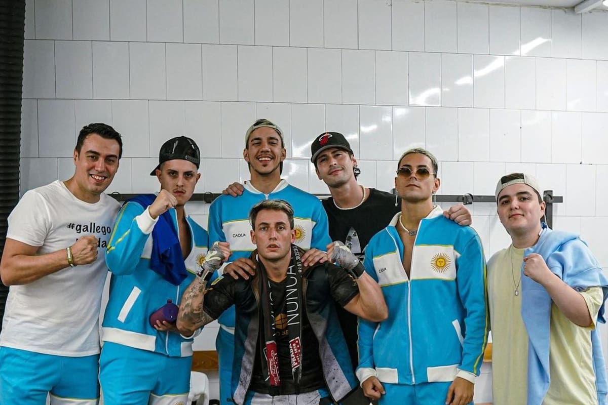 Gerónimo Momo Benavides junto al grupo de streamers que lo acompañó a La Velada del Año II en España. Foto/Instagram @martinpdisalvo