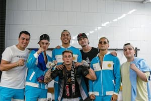 Gerónimo Momo Benavides junto al grupo de streamers que lo acompañó a La Velada del Año II en España. Foto/Instagram @martinpdisalvo