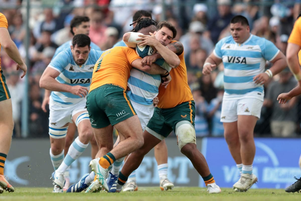 Gerónimo Prisciantelli, ahogado por el doble tackle australiano; los Pumas no encontraron los caminos