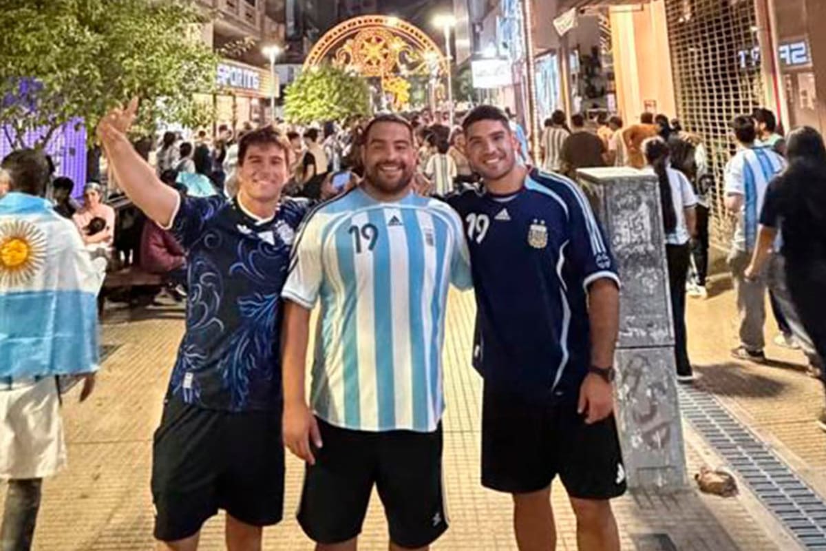 Gerónimo Prisciantelli, Pedro Delgado y Joaquín Oviedo festejando con la gente en Santiago del Estero