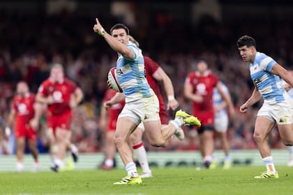Gerónimo Prisciantelli se escapa con la pelota rumbo al in-goal galés (Photo by Gaspafotos/MB Media/Getty Images)
