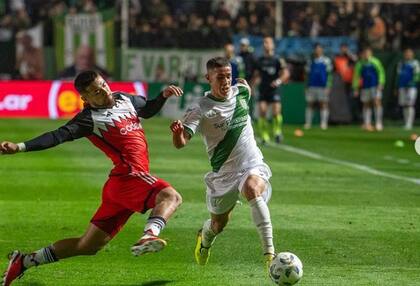 Gerónimo Rivera, a puras gambetas ante River, en el empate 1-1 de Banfield, por la Copa de la Liga