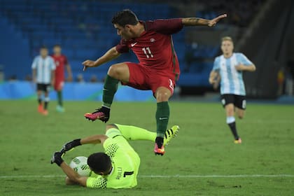 Gerónimo Rulli, en una atajada en los Juegos de Río de Janeiro 2016; entra en la lista por la negativa de Aston Villa por Dibu Martínez