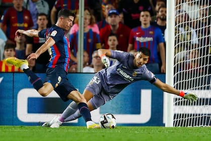 Gerónimo Rulli, mano a mano con Robert Lewandowski
