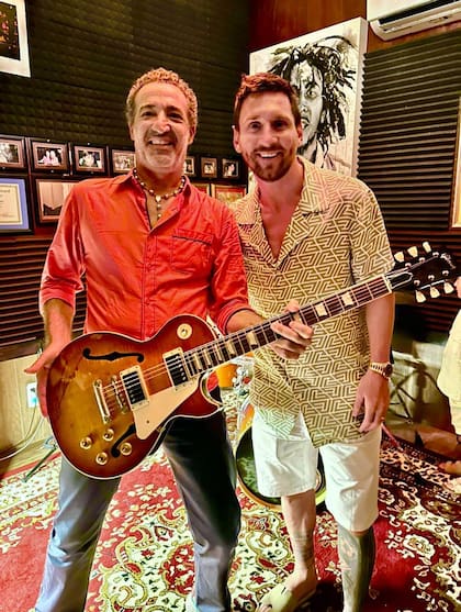 Gerry Cea, el dueño de Prima Pasta Miami, junto a Messi, uno de los habitués del restaurante