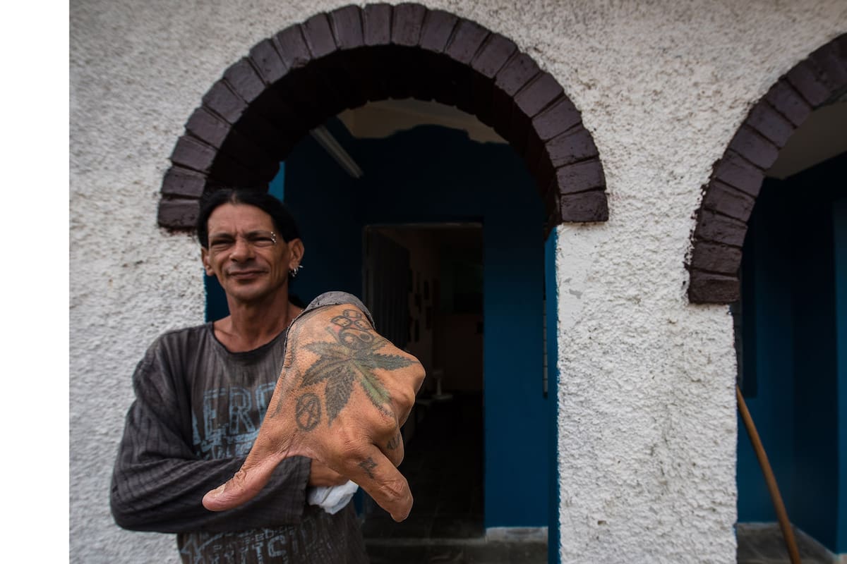 Gerson Govea muestra su mano tatuada en su casa, un antiguo sanatorio para pacientes con VIH en la provincia de Pinar del Río