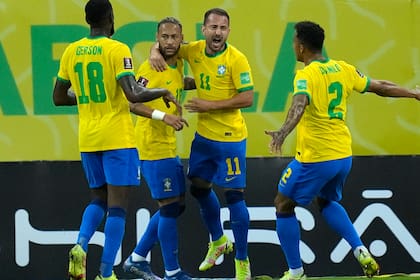 Gerson y Danilo se suman al festejo de Neymar y Everton Ribeiro, los goleadores en la victoria de Brasil sobre Perú; la verdeamarela marcha puntera, invicta y con puntaje ideal en las eliminatorias sudamericanas, rumbo a la Copa del Mundo de Qatar 2022