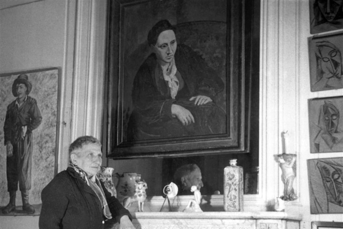 Gertrude Stein, junto a su retrato, pintado por Picasso en 1906
