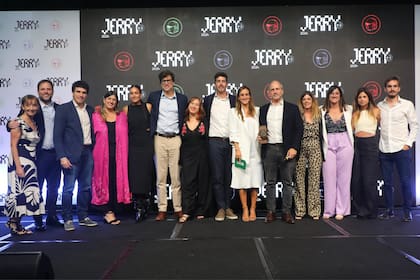 Gervasio Marques Peña, Director Comercial de LA NACION, junto al premiado equipo comercial