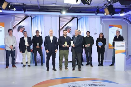 Gervasio Marques Peña, director Comercial de LA NACION, Matías Pellegrini, CEO de Don Carmelo y Santiago Ruiz Guiñazu, gerente zonal de Galicia en la entrega del gran premio de ORO