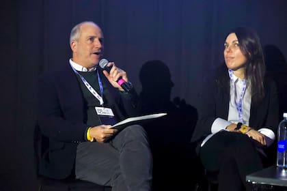 Gervasio Marques Peña, director de Comercial de LA NACION y moderador del panel de Movilidad, junto a Mariana Falcone, gerente de Marketing de Chery