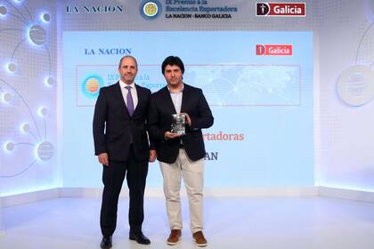 Gervasio Marques Peña entregó el premio a Marcos Nakasaki