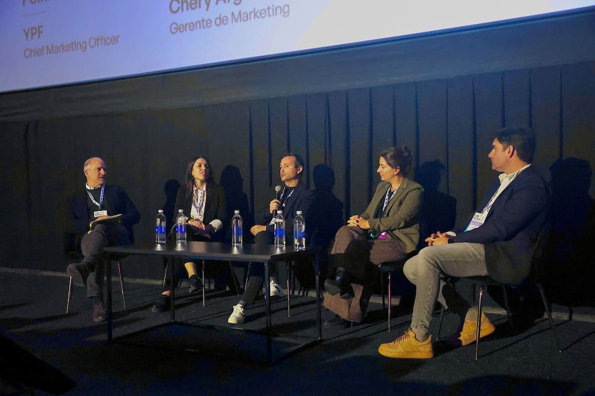 Gervasio Marques Peña (LA NACION), Mariana Falcone (Chery), Agustín Kovarsky (Renault Argentina) y Tomás Amorena (Volkswagen Argentina) durante el IAB Now 2026