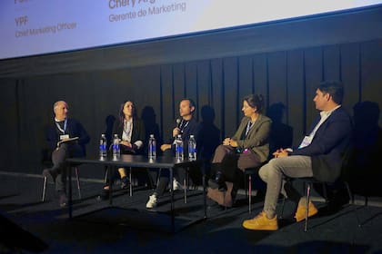Gervasio Marques Peña (LA NACION) moderó la charla con Tomás Amorena (Volkswagen), Agustina Pelfini (YPF), Agustín Kovarsky (Renault) y Mariana Falcone (Chery)