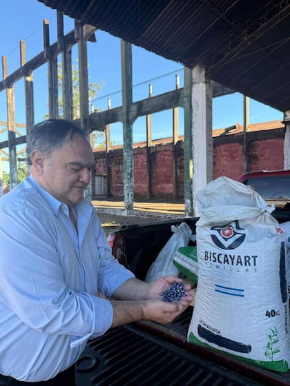 Gervasoni en una recorrida por el interior repartiendo semillas. El rol del IMAC se solapa con otras varias agencias y organismos de fomento a las chacras misioneras.