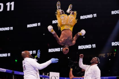 Gervonta Davis celebra después de derrotar a Mario Barrios después del combate de boxeo por el campeonato mundial súper ligero de la AMB el domingo 27 de junio de 2021 en Atlanta. 
