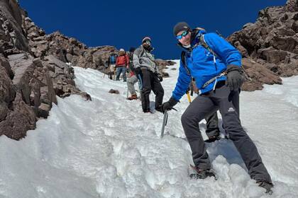 Gerwyn asume desafíos físicos para ayudar a su salud mental, incluida esta caminata a las montañas de Atlas en 2024