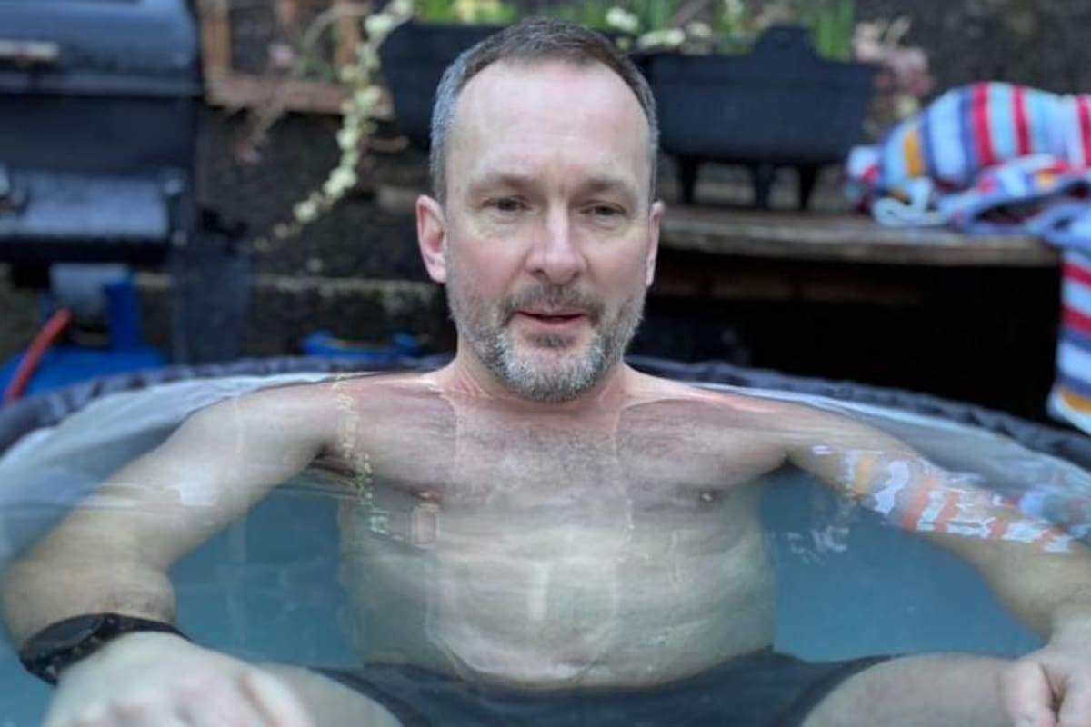 Gerwyn se da un baño de hielo en su jardín dos veces por semana mientras aprende a sobrellevar la vida después de la neuralgia del trigémino