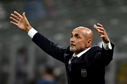 Gesticula Spalletti, el hombre que condujo a Napoli a su primer scudetto sin Diego Maradona; ahora su desafío es más grande: que Italia retenga su condición de campeón de Europa.