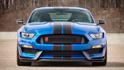 Gesto adusto: ceño fruncido y cara de pocos amigos para el clásico muscle car Ford Mustang
