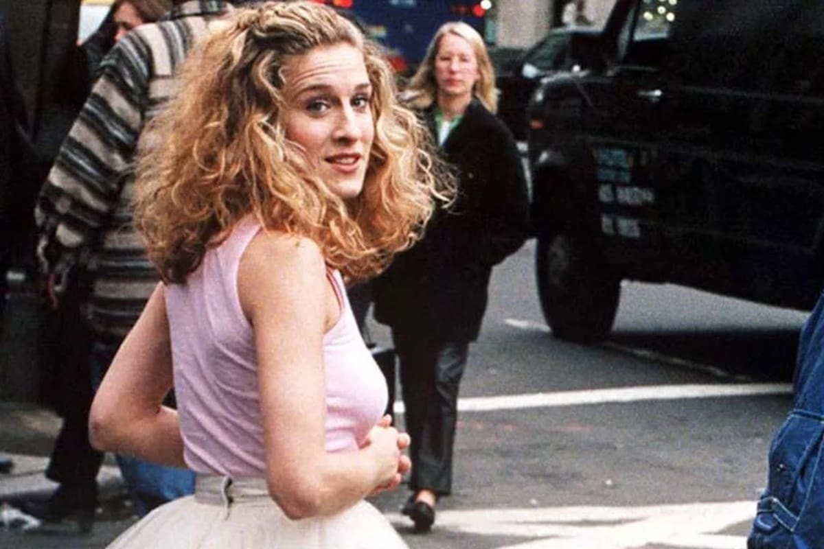 Gesto curioso y siempre lista para la aventura: Carrie Bradshaw (la actriz Sarah Jessica Parker), por las calles de Nueva York