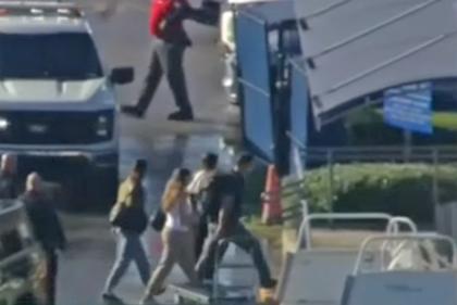 GFlavio Bolsonaro y su familia al bajar del avión en Miami