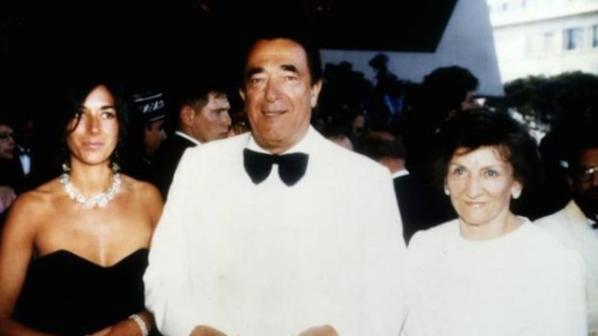 Ghislaine Maxwell con su papá, Maxwell, y su mamá, Elisabeth (Getty Images)