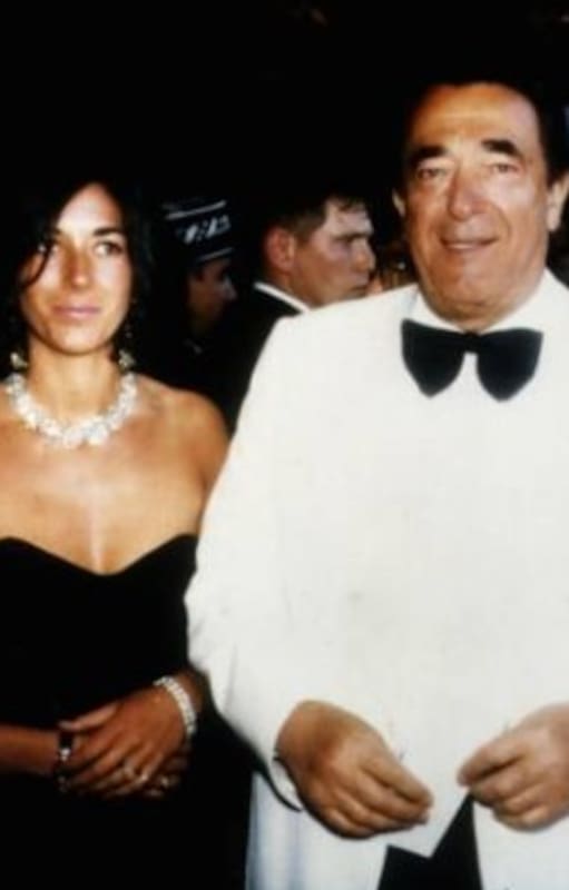 Ghislaine Maxwell con su papá, Maxwell, y su mamá, Elisabeth (Getty Images)