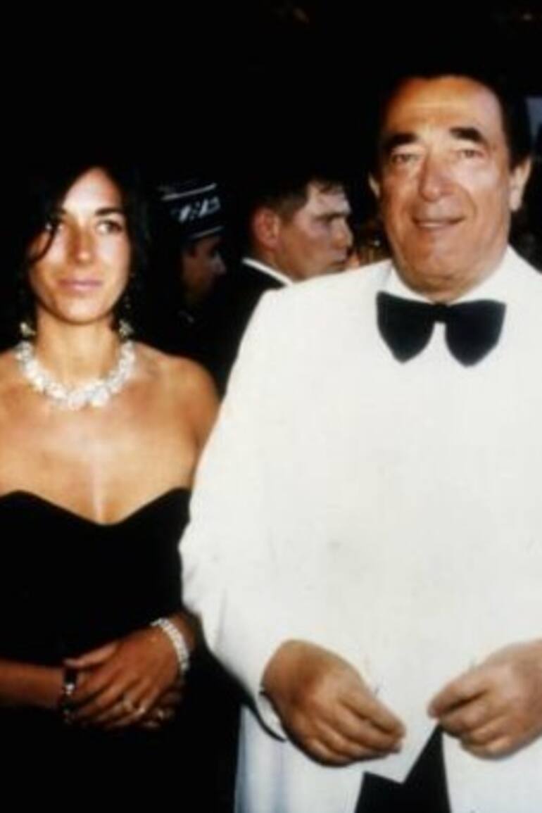Ghislaine Maxwell con su papá, Maxwell, y su mamá, Elisabeth (Getty Images)