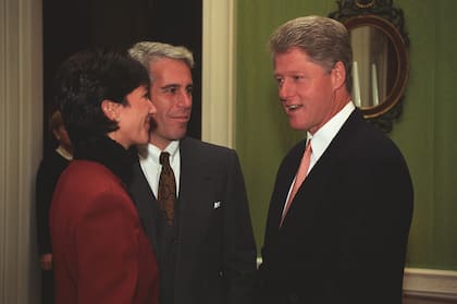 Ghislaine Maxwell, Jeffrey Epstein y el expresidente Bill Clinton en un evento de donadores para la restauración de la Casa Blanca en 1993 (Wikimedia Commons/Ralph Alswang)