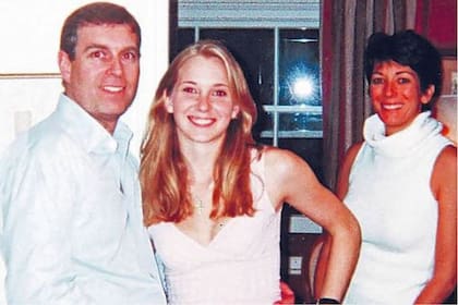 Ghislaine Maxwell, Virginia Roberts y el príncipe Andrés. La joven tenía 17 años cuando se sacó la fotografía.