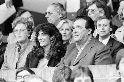 Ghislaine y su padre en un partido de fútbol, el 13 de octubre de 1984 (Getty Images)