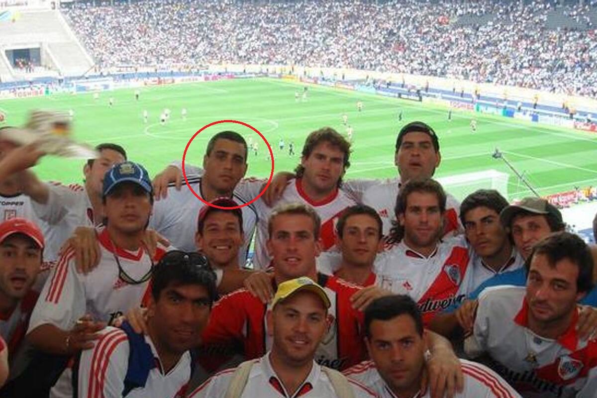 Ghisletti en el Mundial 2006 (marcado); abajo a la derecha, Rousseau y en el centro (remera de River suplente) William abrazándolo; a la derecha, Alan Schlenker junto a Gonzalo Acro (tapado por el de gorra)