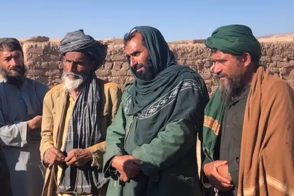 Ghulam (centro) dice que da a sus seis hijos hambrientos tranquilizantes para que duerman