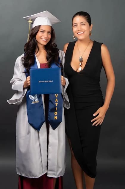 Gia Calero, en la foto con su sobrina Giulianna Carriel, pide que le permitan a ella y a su madre regresar a Ecuador