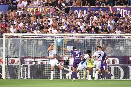 Giacomo Bonaventura (segundo izquierda) anota el primer gol de la Fiorentina en la victoria 3-2 ante Atalanta en la Serie A, el domingo 17 de septiembre de 2023, en Florencia. (Massimo Paolone/LaPresse vía AP)