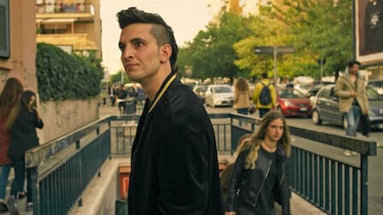 Giacomo Ferrara tiene 31 años e interpreta a Alberto 'Spadino' Anacleti en la serie de Netflix