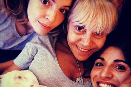 Gianinna Maradona junto a su madre y a Dalma